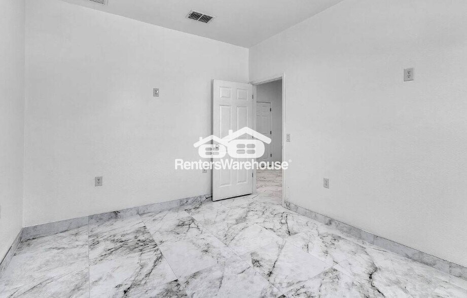 Building Photo - 528 Wideview Ave