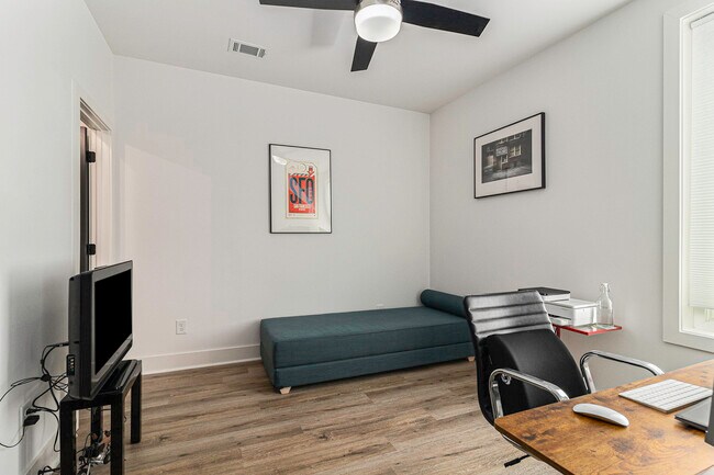 Building Photo - 2424 Memorial Dr SE