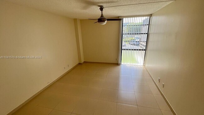 Building Photo - 20500 W Country Club Dr