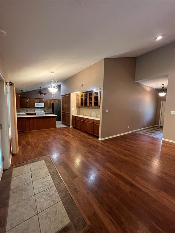 Building Photo - 2107 Greentree Dr