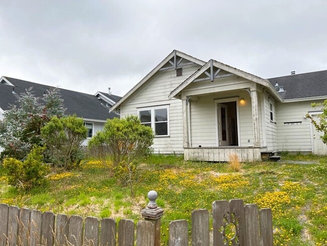 Building Photo - Spacious 3-bed 2-bath home with attached g...