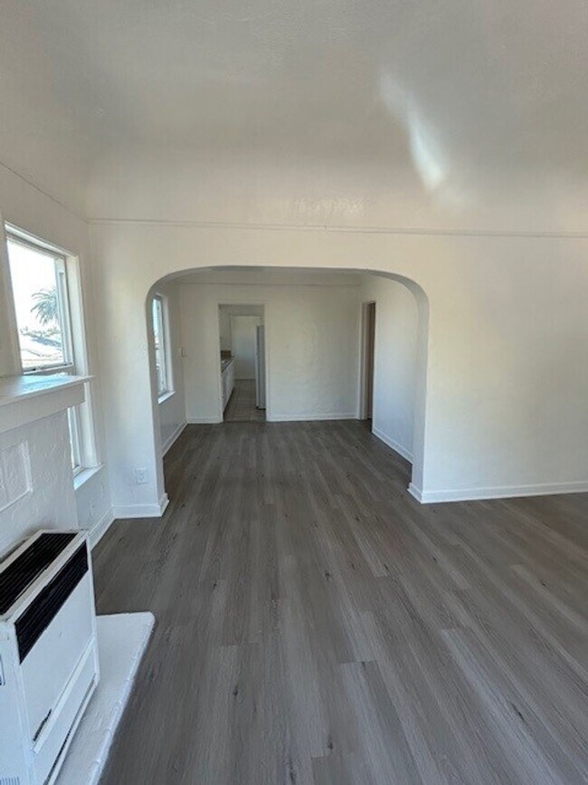 Building Photo - 540 E. 14th St. #22, Long Beach, CA 90813