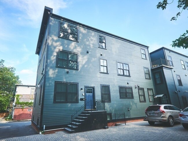 Building Photo - 181 Putnam Ave