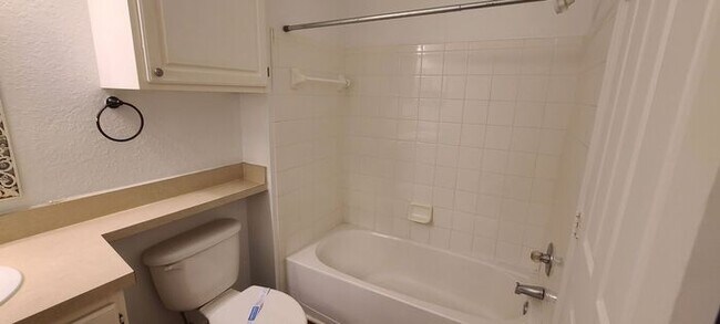 Building Photo - Spacious 2-Bed, 2-Bath Condo with Water Vi...