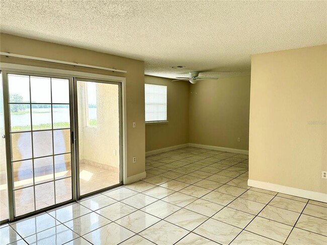 Building Photo - 4010 Versailles Dr
