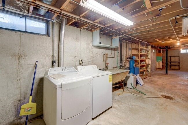 Building Photo - Move in Ready Hill Farms Ranch!