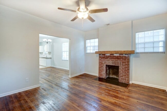 Building Photo - Single family house - within walking dista...