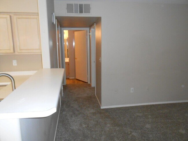 Building Photo - Spacious 2 Bedroom Condo in Gated Community