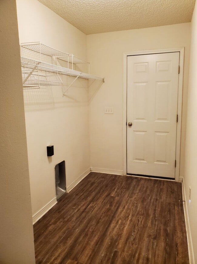 Building Photo - 4 Bedroom 2 Bath home located in heart of ...