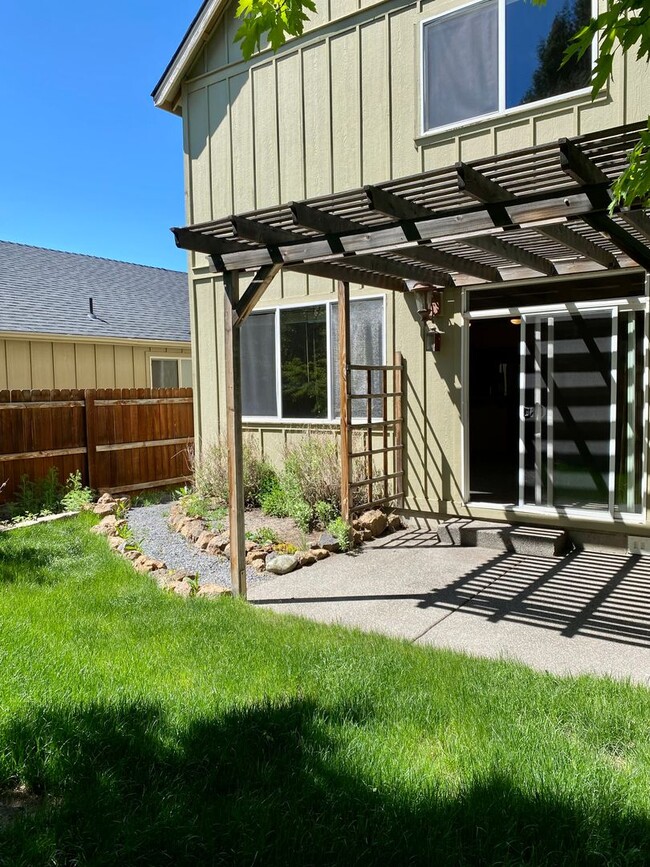 Building Photo - 3  BR home with new flooring in a great NE...