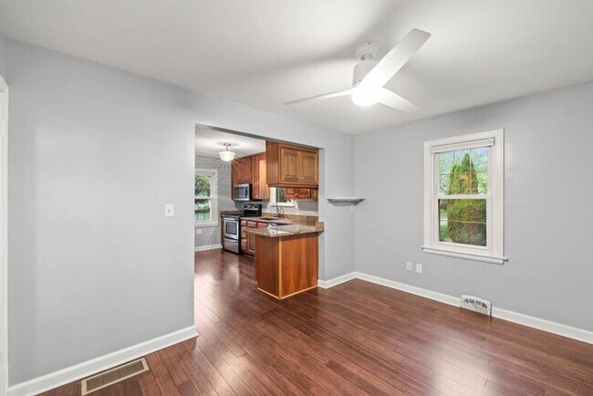 Building Photo - 304 E Schreyer Pl