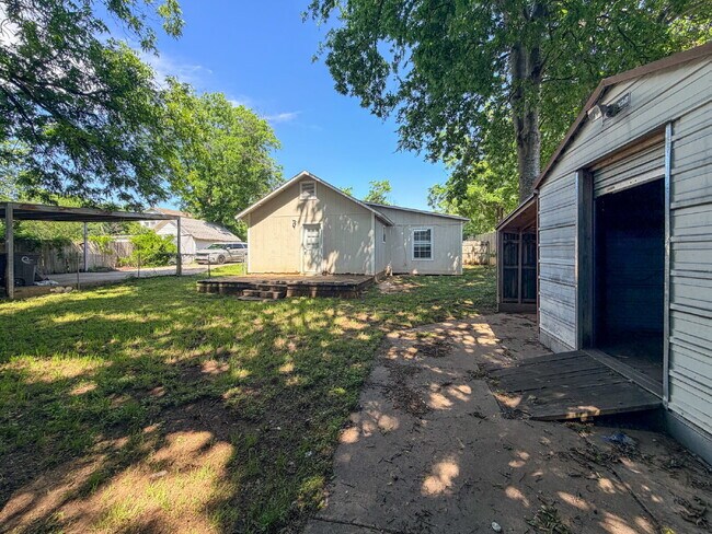 Building Photo - 3 Bed, 1.5 Bath House on Over a Quarter Acre