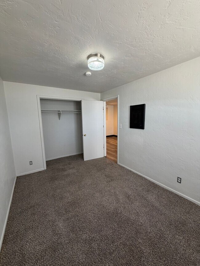 Building Photo - 928 W Ruby St