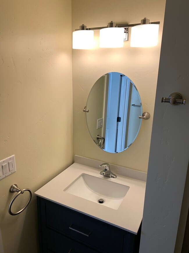 Building Photo - BEAUTIFUL SISTERS GROUND LEVEL APARTMENT, CLOSE TO DOWNTOWN!