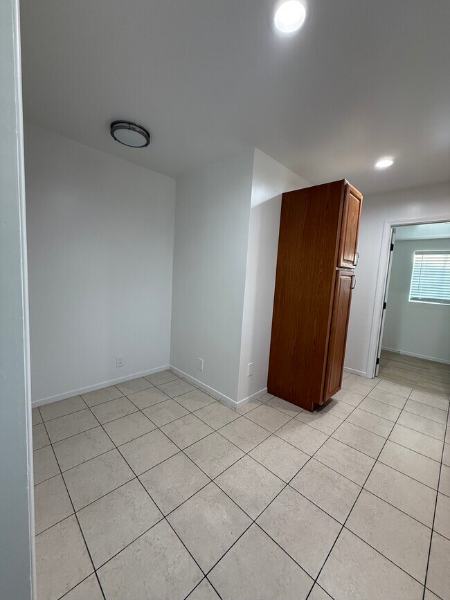 Building Photo - 433 Linda Rosa Ave