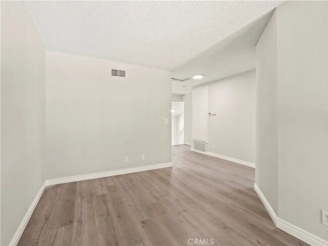 Building Photo - Luxurious 2-Bedroom Townhome with Loft in ...