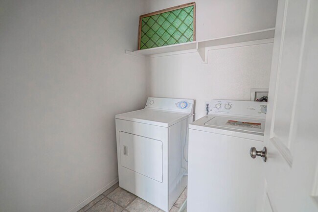 Building Photo - Charming 3-Bedroom Home with a Big Backyar...