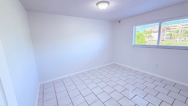 Building Photo - 600 SW 2nd Ave