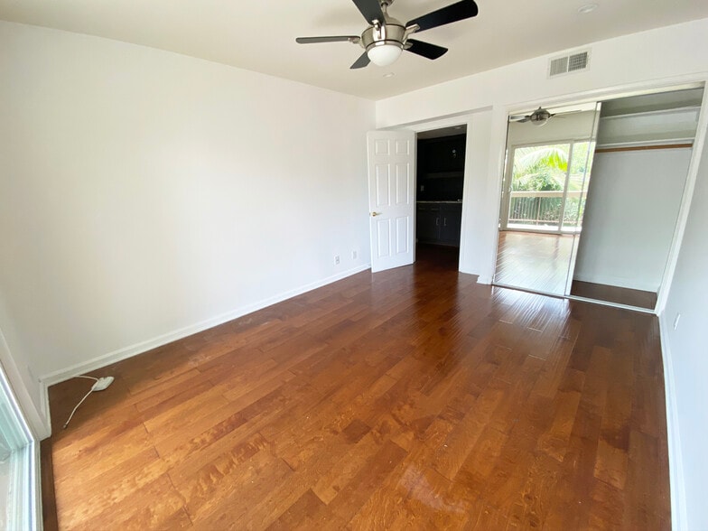 Building Photo - 1262 S Barrington Ave