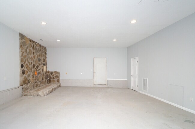 Building Photo - 770 Mahoney Rd