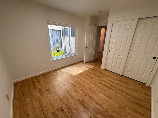 Building Photo - Bright 2BR/2BA Condo in Prime Richmond Dis...