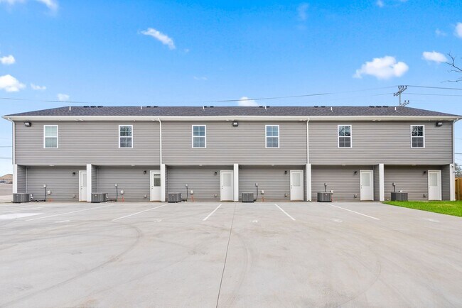 Building Photo - Close to downtown Clarksville & APSU! 2 Bed/2.5 Bath townhouse!