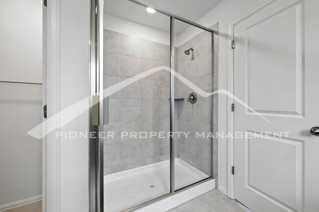 Building Photo - Spacious Home with Washer/Dryer and Centra...