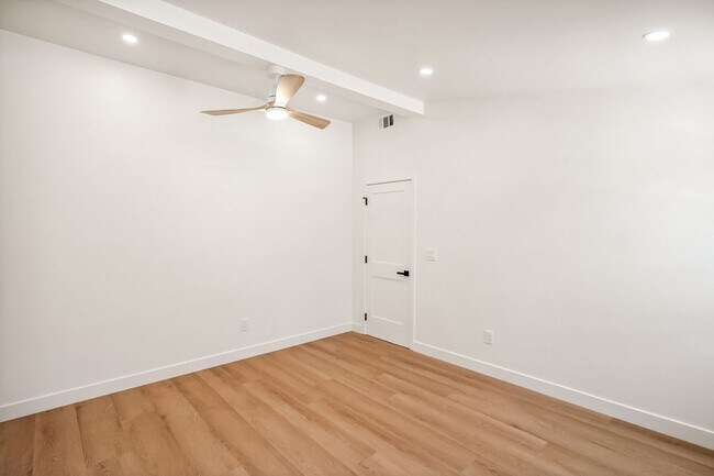 Building Photo - 4702 Kraft Ave
