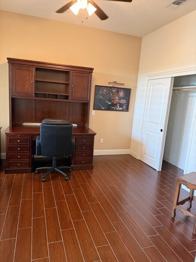 Building Photo - Move-in Ready!