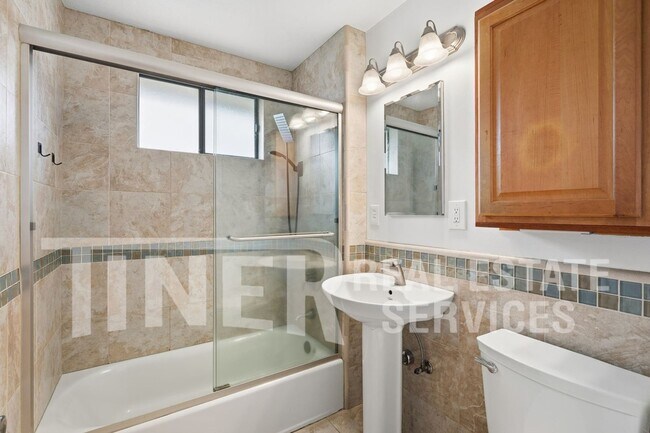 Building Photo - 2407 Sandringham Rd