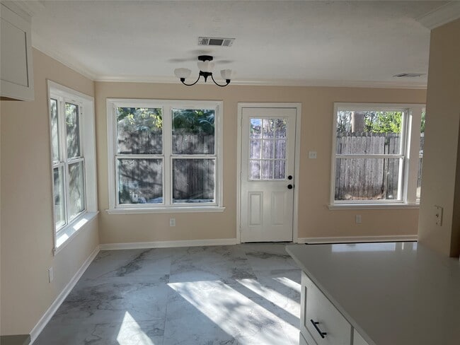Building Photo - 8023 Carmel Cir