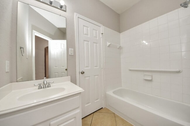 Building Photo - 4422 Roundtree Ln