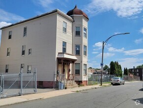 Building Photo - 2-4 Brookford St