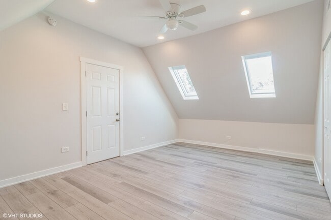 Building Photo - 2909 N Ridgeway Ave