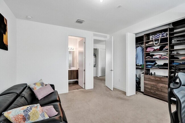 Building Photo - 480 NE 35th Ct