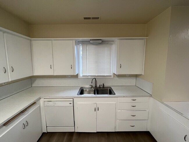 Building Photo - Single Level Home w/ Open Floor Plan