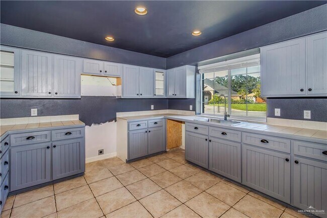 Building Photo - 2318 Flushing Meadows Dr