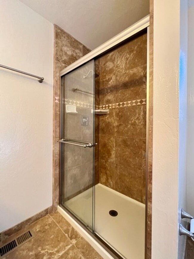 Building Photo - TENTATIVELY RENTED 4 Bedroom 2 Bathroom Si...