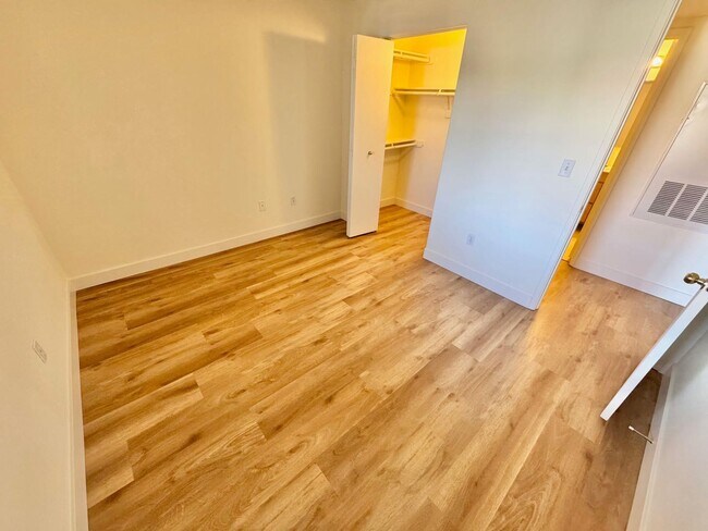 Building Photo - DON'T MISS OUT ON 1 MONTHS RENT FREE: Resort-Style Living in Seven Hills!