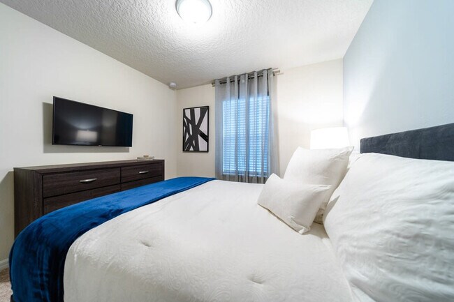 Building Photo - 2422 Dubai St