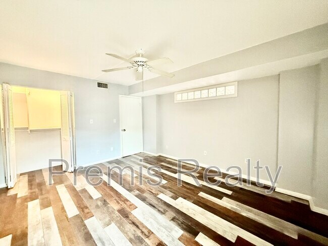 Building Photo - 2800 Cove Cay Dr
