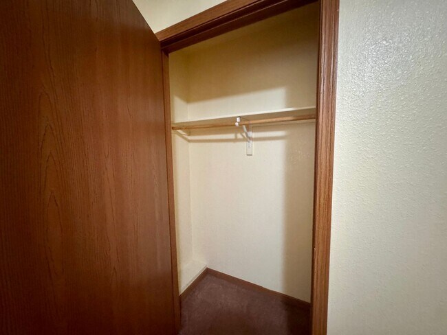 Building Photo - 22585 Hollow Oak Ln