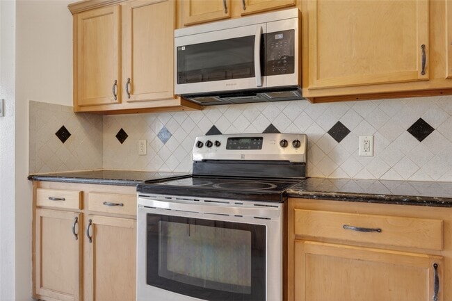 Building Photo - 20747 Settlers Lake Cir N