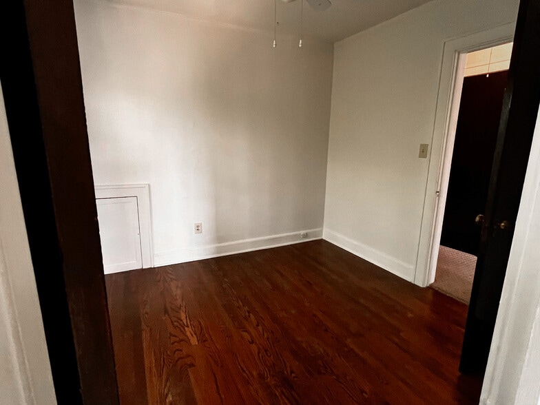 Building Photo - 5035 Walnut St