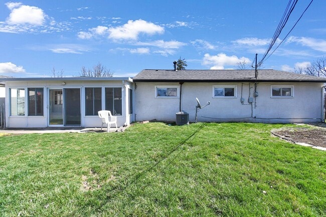 Building Photo - 4344 Broadhurst Dr