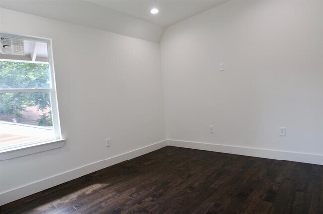 Building Photo - 705 Harris Ave