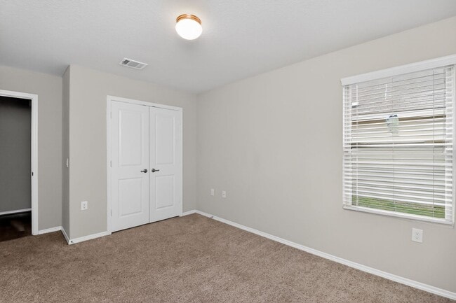 Building Photo - Spacious 3 Bed / 2 Bath w/ Large Kitchen & Natural Light