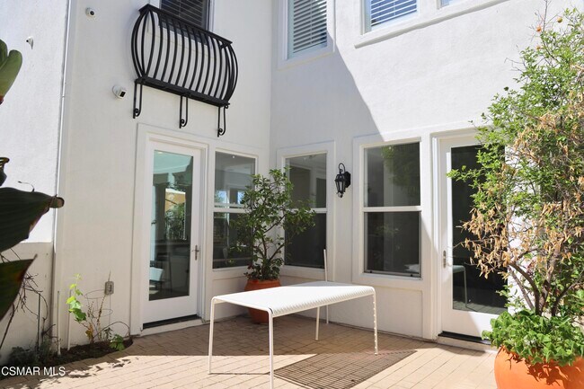 Building Photo - 6072 Mandeville Pl