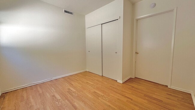 Building Photo - 631 Harvard Ave N