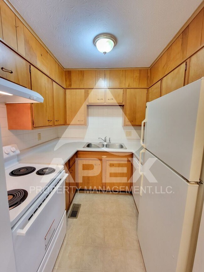Building Photo - Spacious Ground Floor 1 Bd - 1Ba Apartment in Fountain City! W/D Hookup!